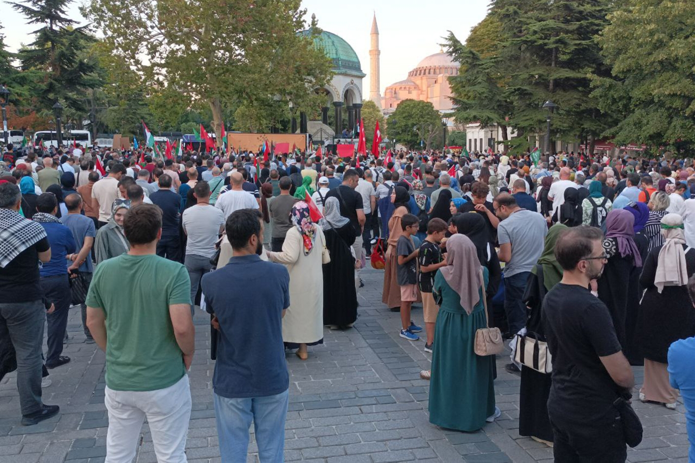 Sultanahmet'te binlerce kişi Gazze için bir araya geldi
