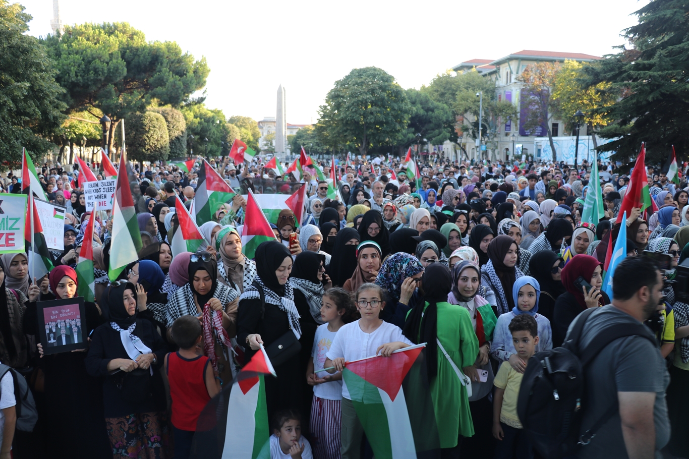 Sultanahmet'te binlerce kişi Gazze için bir araya geldi
