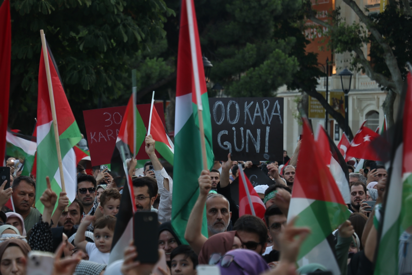 Sultanahmet'te binlerce kişi Gazze için bir araya geldi
