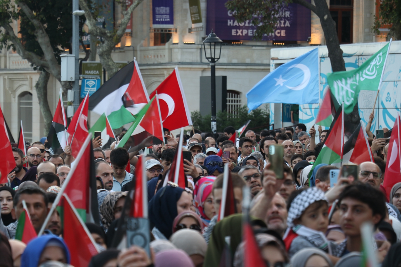 Sultanahmet'te binlerce kişi Gazze için bir araya geldi