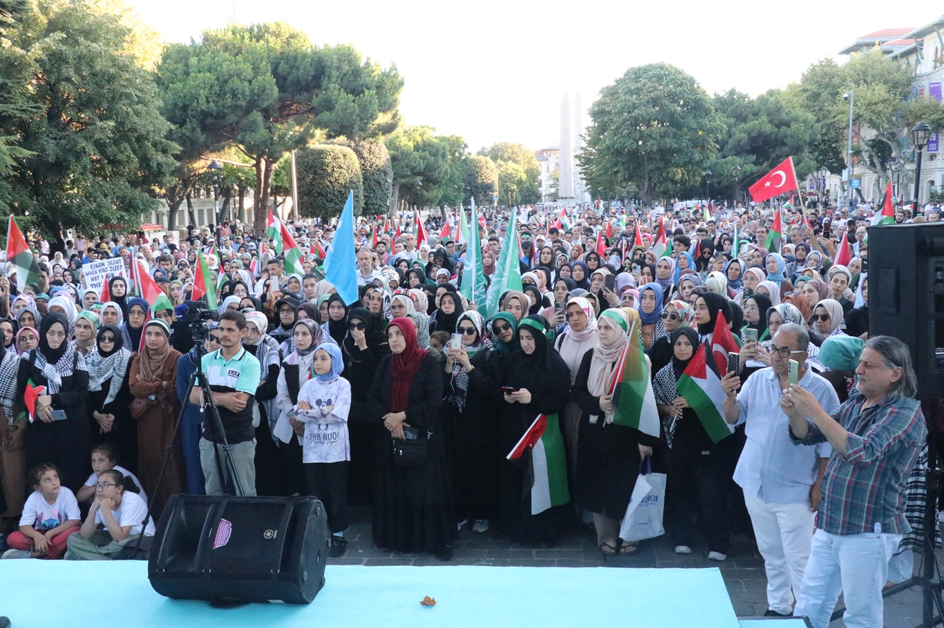Sultanahmet'te binlerce kişi Gazze için bir araya geldi
