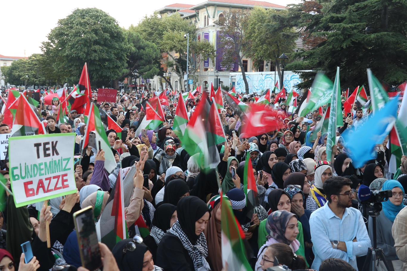 Sultanahmet'te binlerce kişi Gazze için bir araya geldi