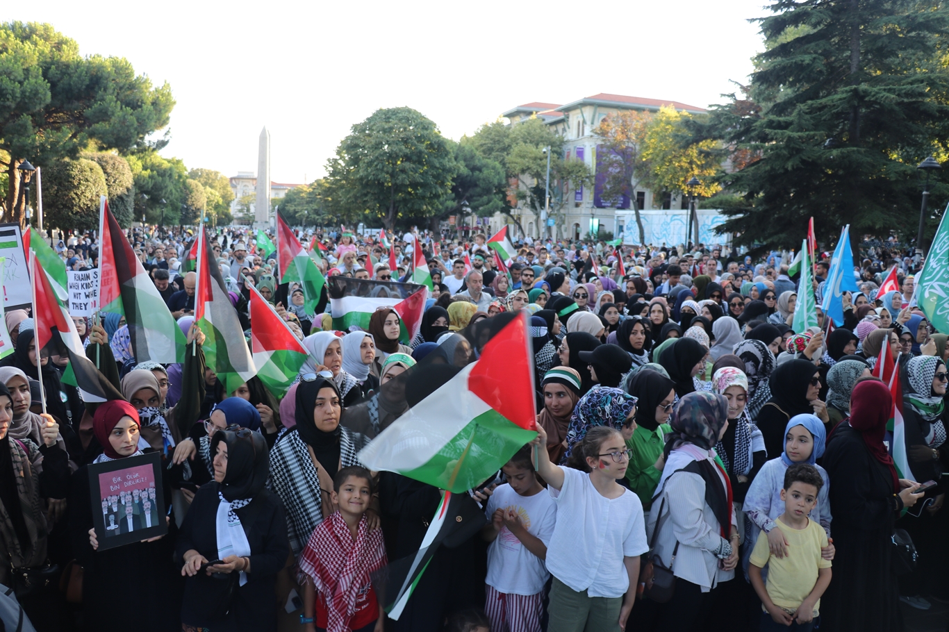 Sultanahmet'te binlerce kişi Gazze için bir araya geldi
