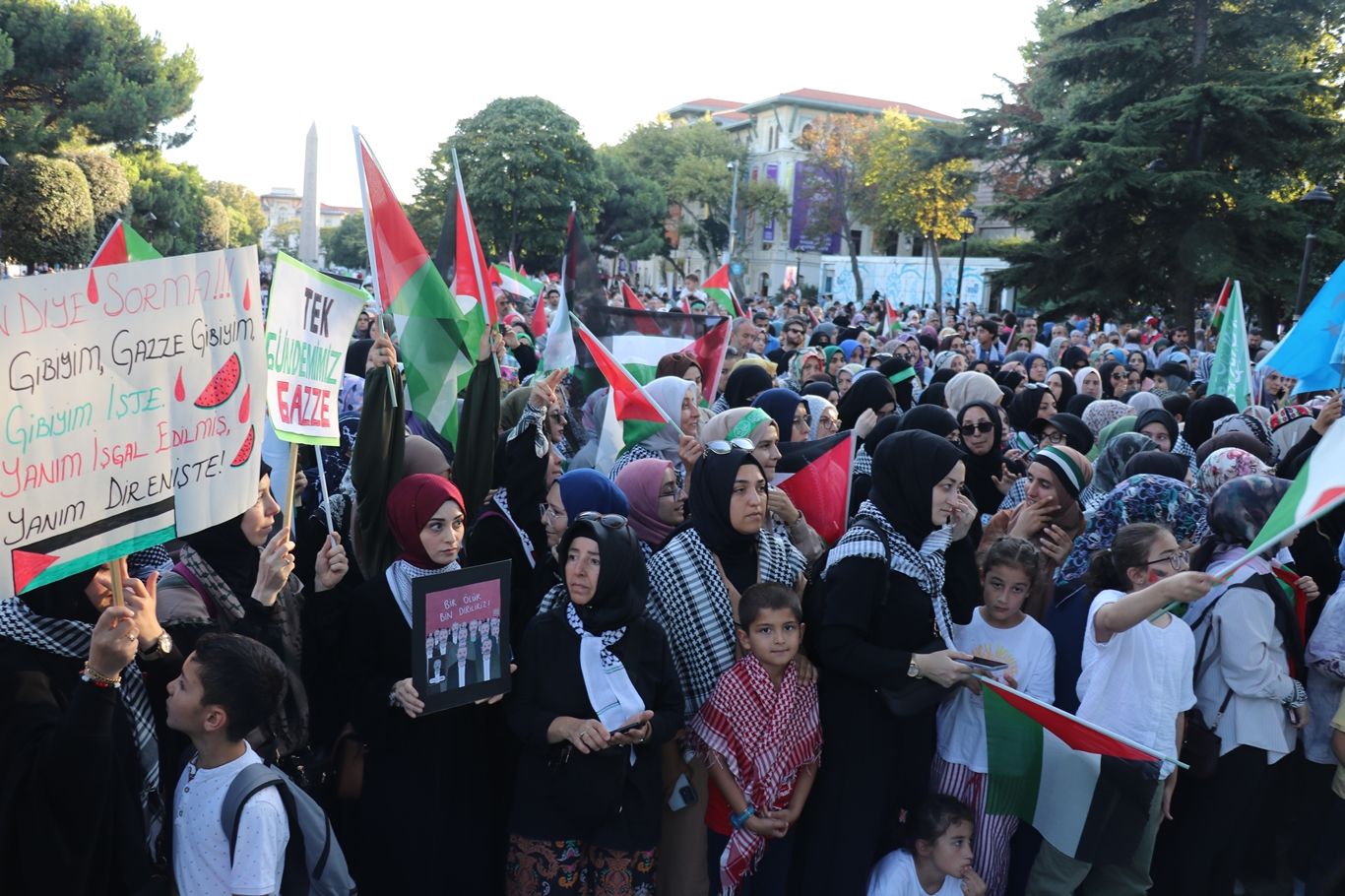 Sultanahmet'te binlerce kişi Gazze için bir araya geldi