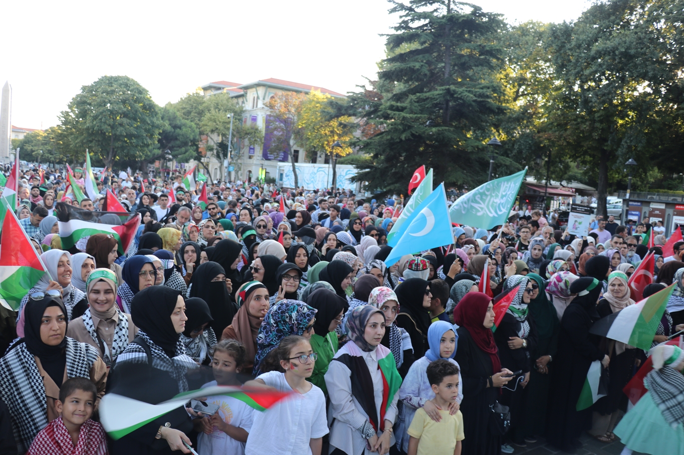 Sultanahmet'te binlerce kişi Gazze için bir araya geldi