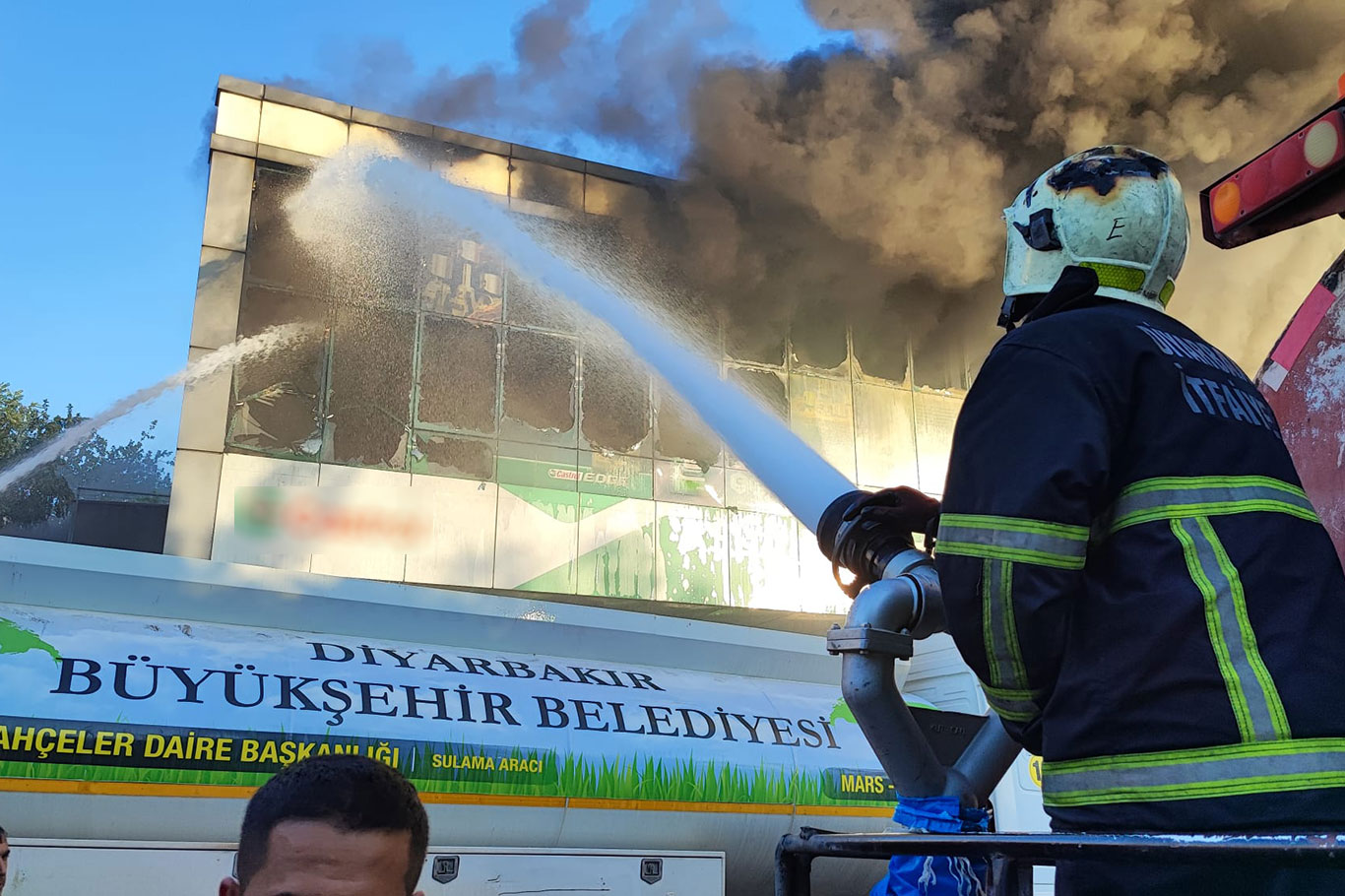 Diyarbakır sanayisinde çıkan yangın kontrol altına alındı