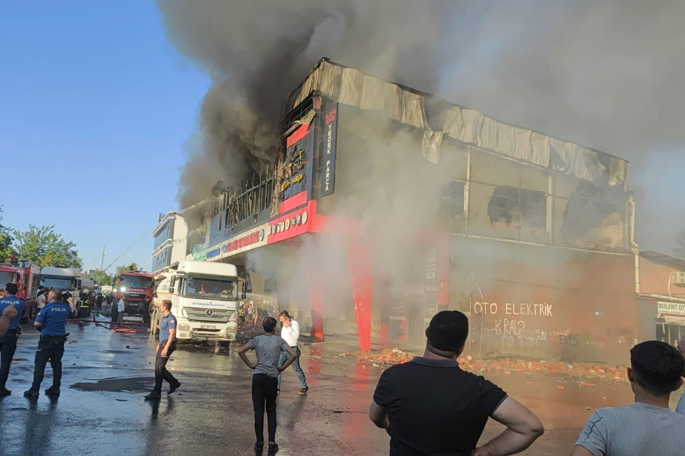 Diyarbakır sanayisinde çıkan yangın kontrol altına alındı