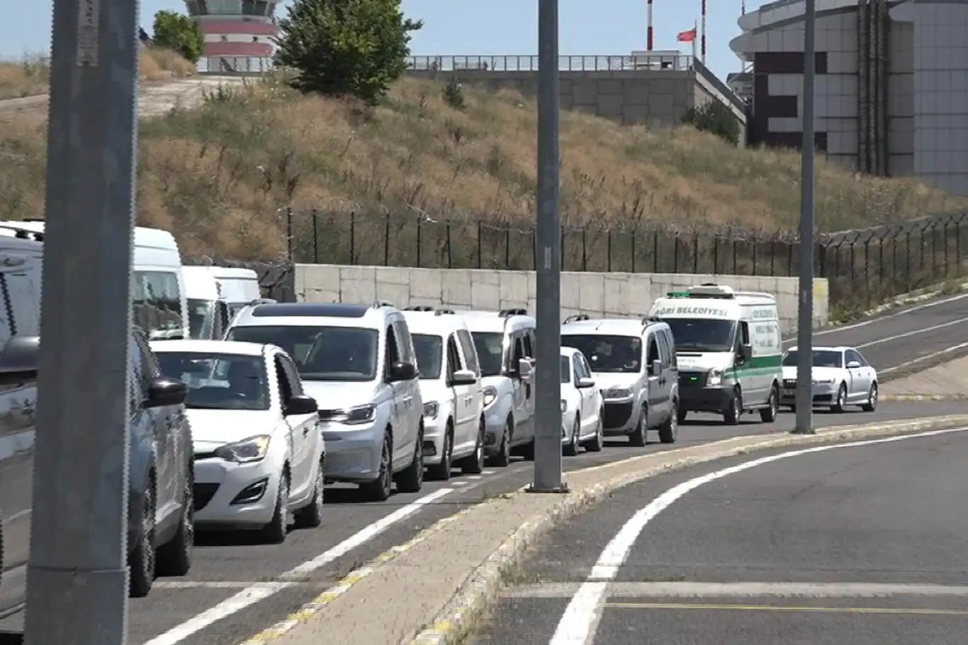 Otobüs kazasında vefat eden 5 kişinin cenazeleri Ağrı’ya getirildi