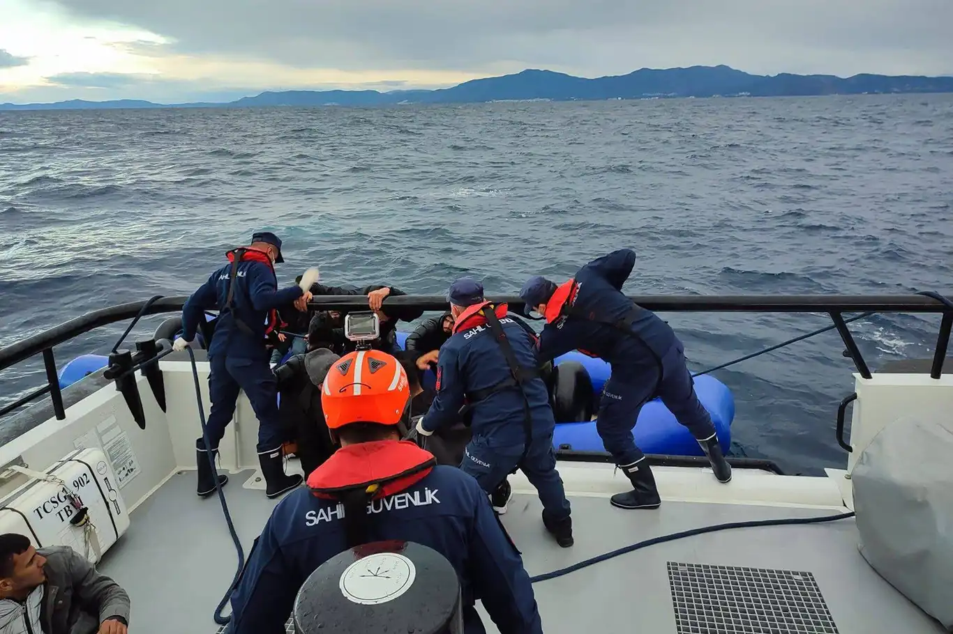 İzmir açıklarında düzensiz göçmen operasyonu