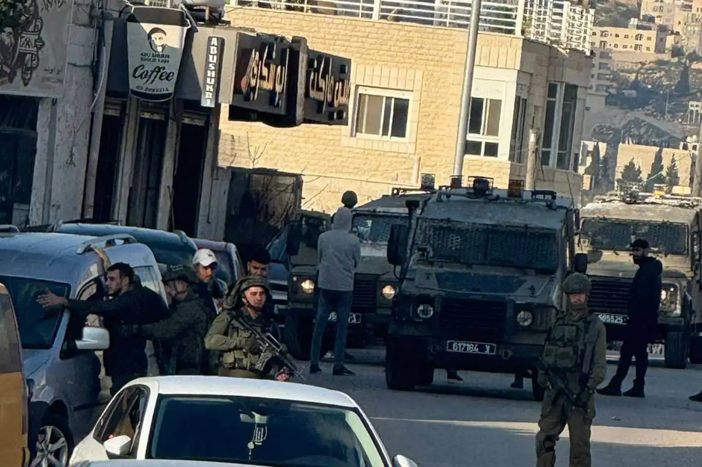 Israeli forces kidnap 16 Palestinians from Hebron