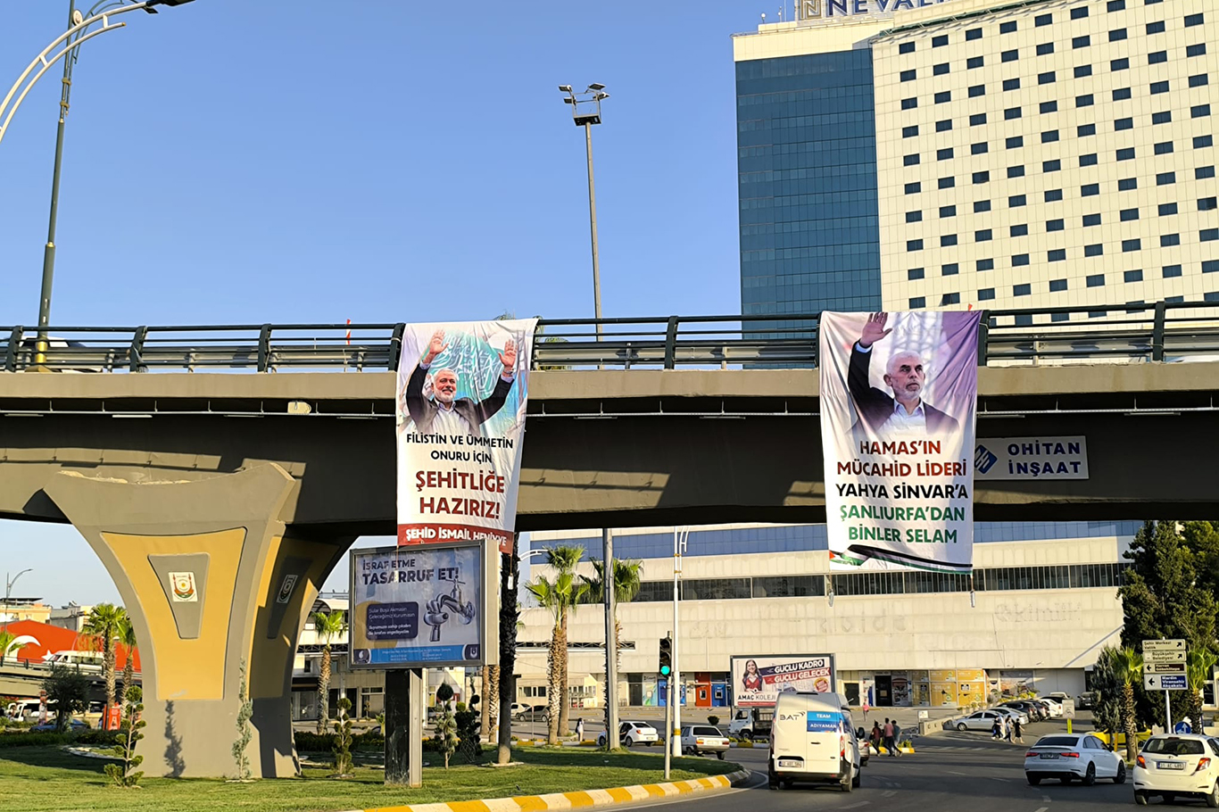 Şanlıurfa'da köprülü kavşağa asılan HAMAS liderlerinin posterleri, birilerini rahatsız etti