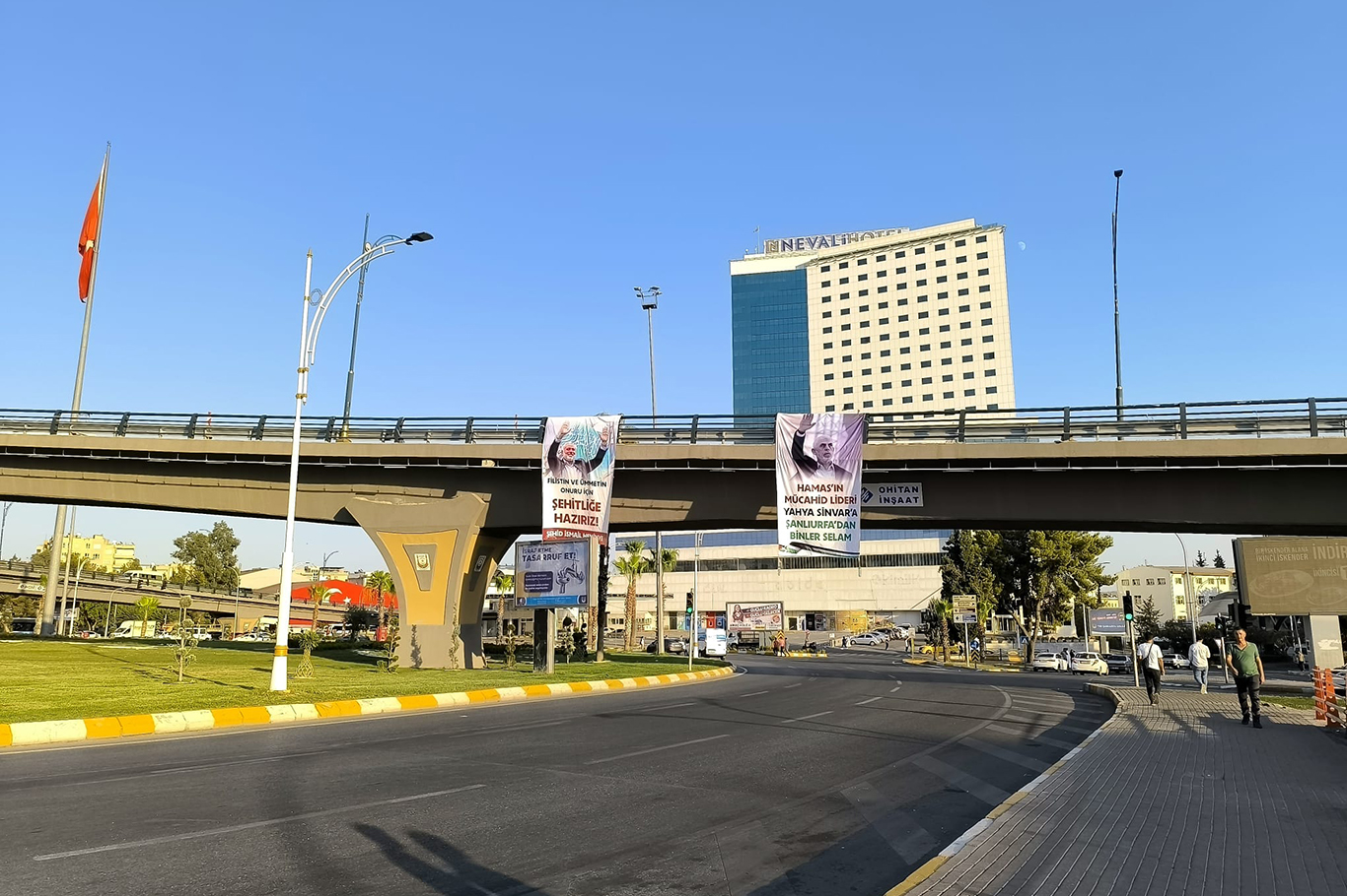 Şanlıurfa'da köprülü kavşağa asılan HAMAS liderlerinin posterleri, birilerini rahatsız etti
