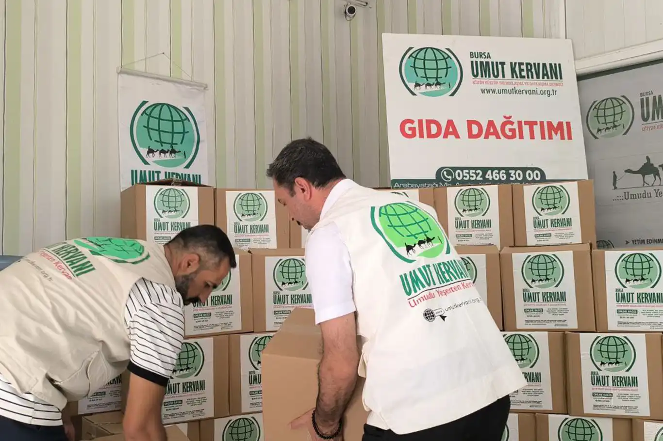 Bursa Umut Kervanı Derneği, ihtiyaç sahibi yüzlerce aileye gıda yardımında bulundu Bursa Umut Kervanı Derneği, ihtiyaç sahibi yüzlerce aileye gıda yardımında bulundu