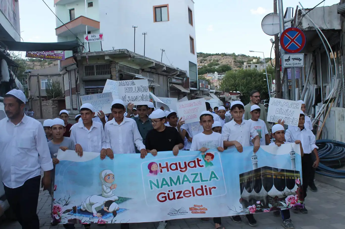 Dicle'de "Hayat Namazla Güzeldir" yürüyüşü gerçekleştirildi