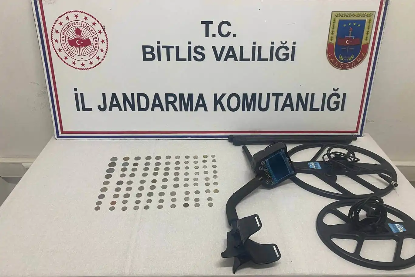 Bitlis'te tarihi sikeler ele geçirildi