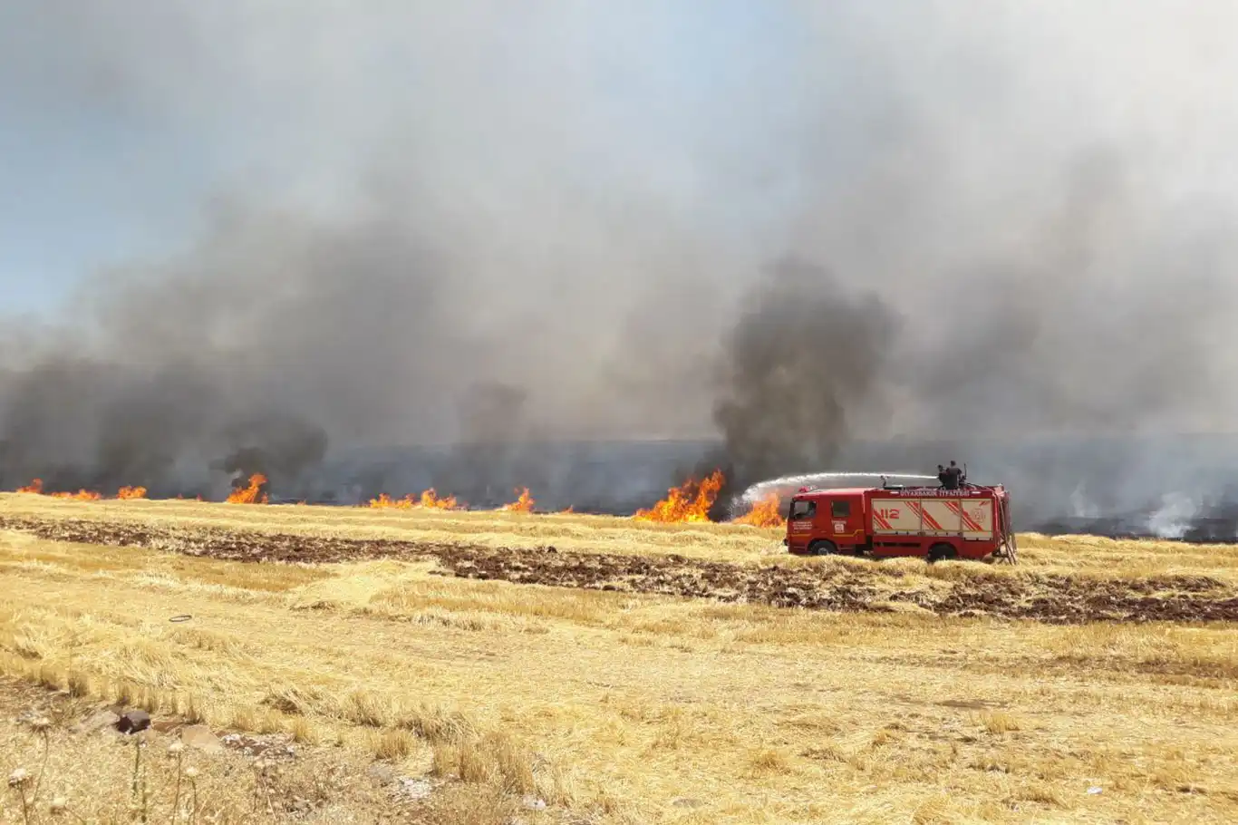Diyarbakır'da anız yangını müdahalelere rağmen devam ediyor