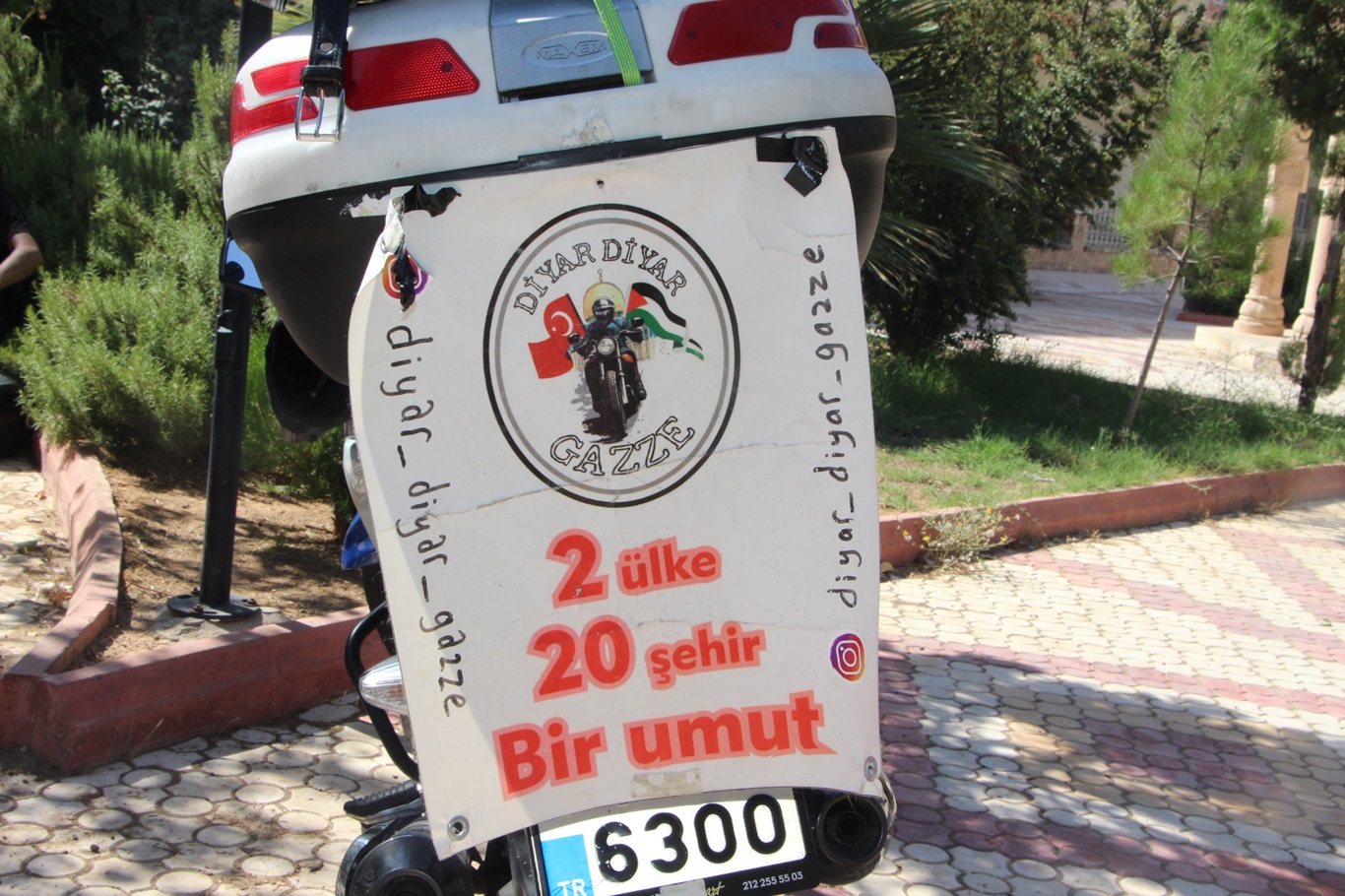 Motosikletiyle il il gezerek Gazze’deki katliama dikkat çekiyor