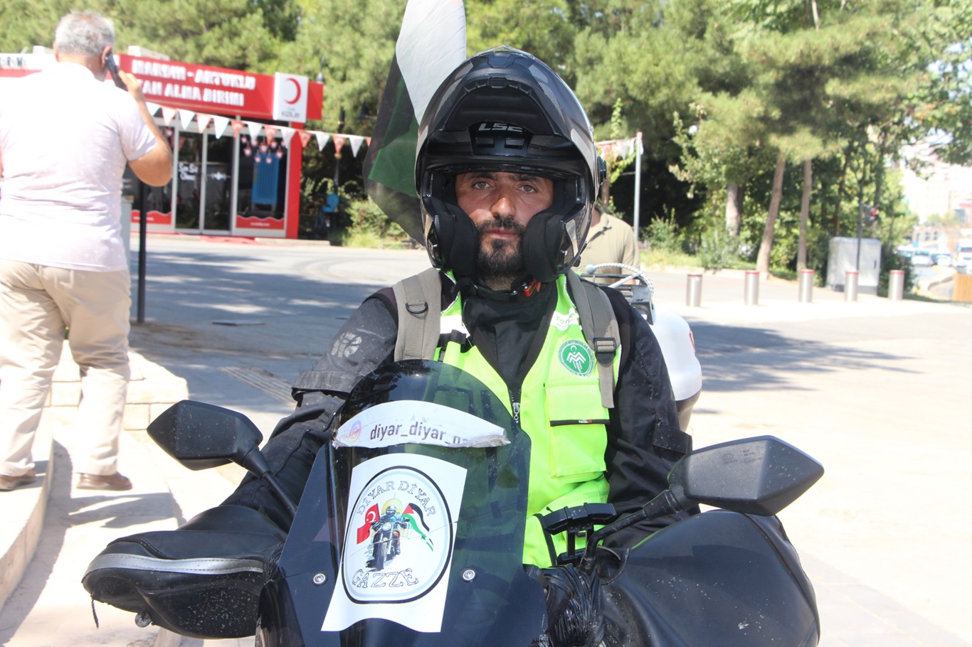 Motosikletiyle il il gezerek Gazze’deki katliama dikkat çekiyor
