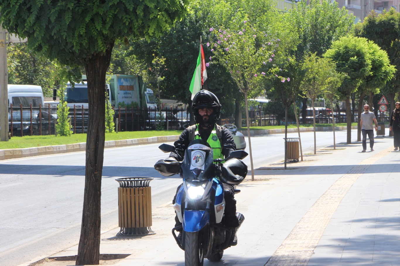 Motosikletiyle il il gezerek Gazze’deki katliama dikkat çekiyor