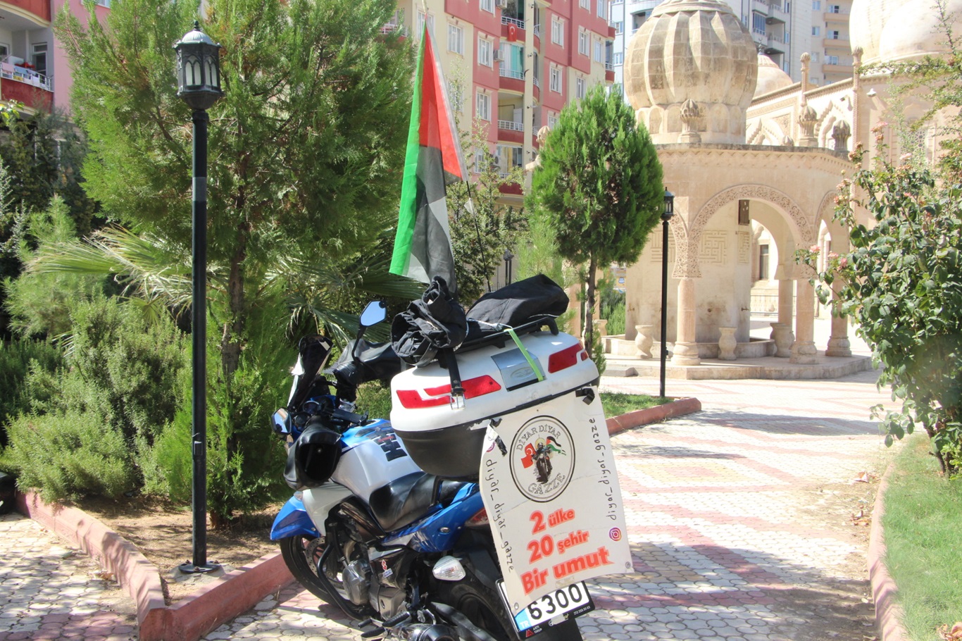 Motosikletiyle il il gezerek Gazze’deki katliama dikkat çekiyor