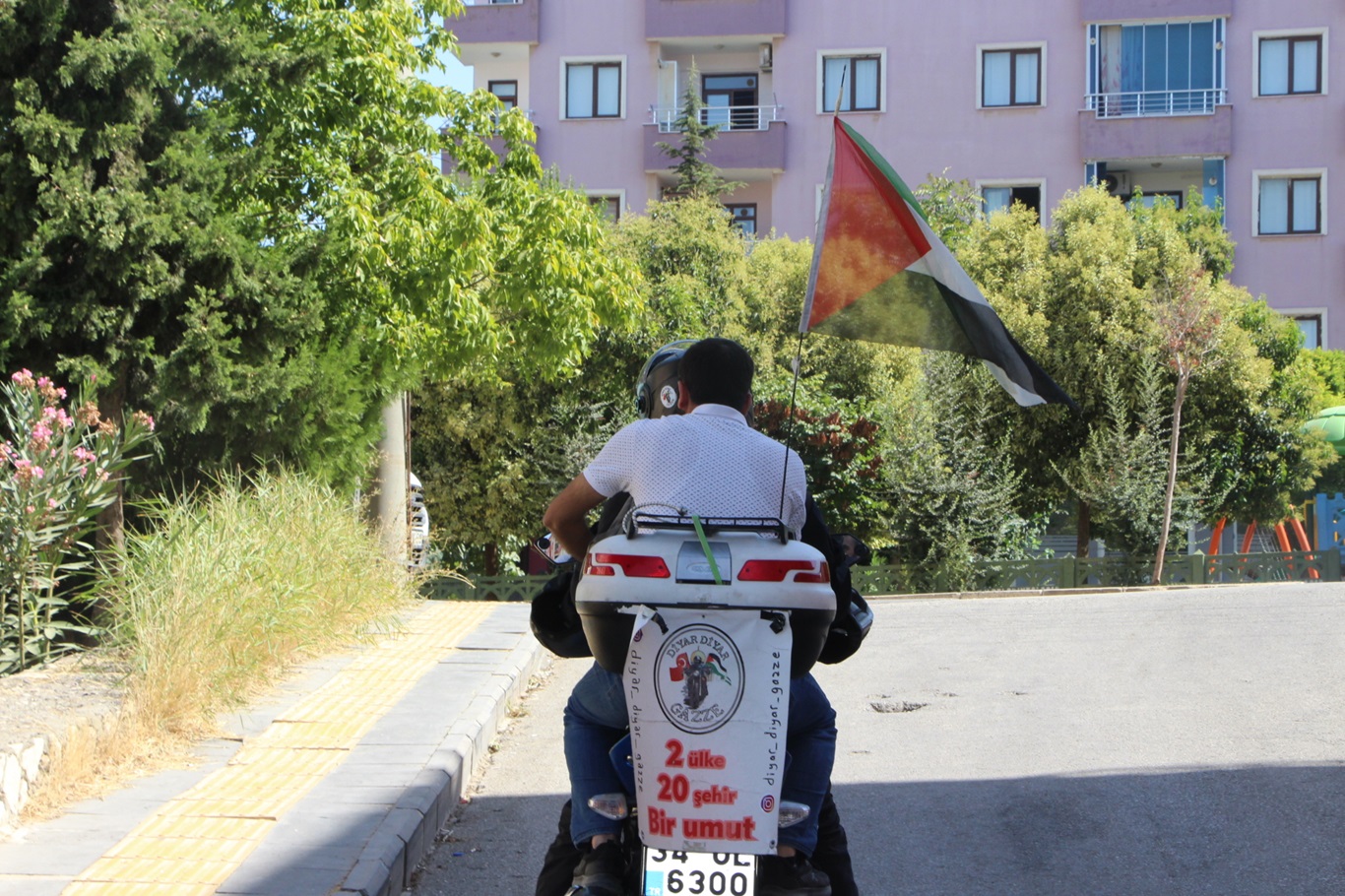 Motosikletiyle il il gezerek Gazze’deki katliama dikkat çekiyor