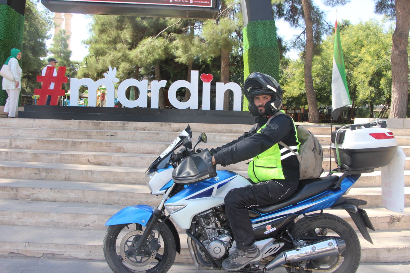 Motosikletiyle il il gezerek Gazze’deki katliama dikkat çekiyor
