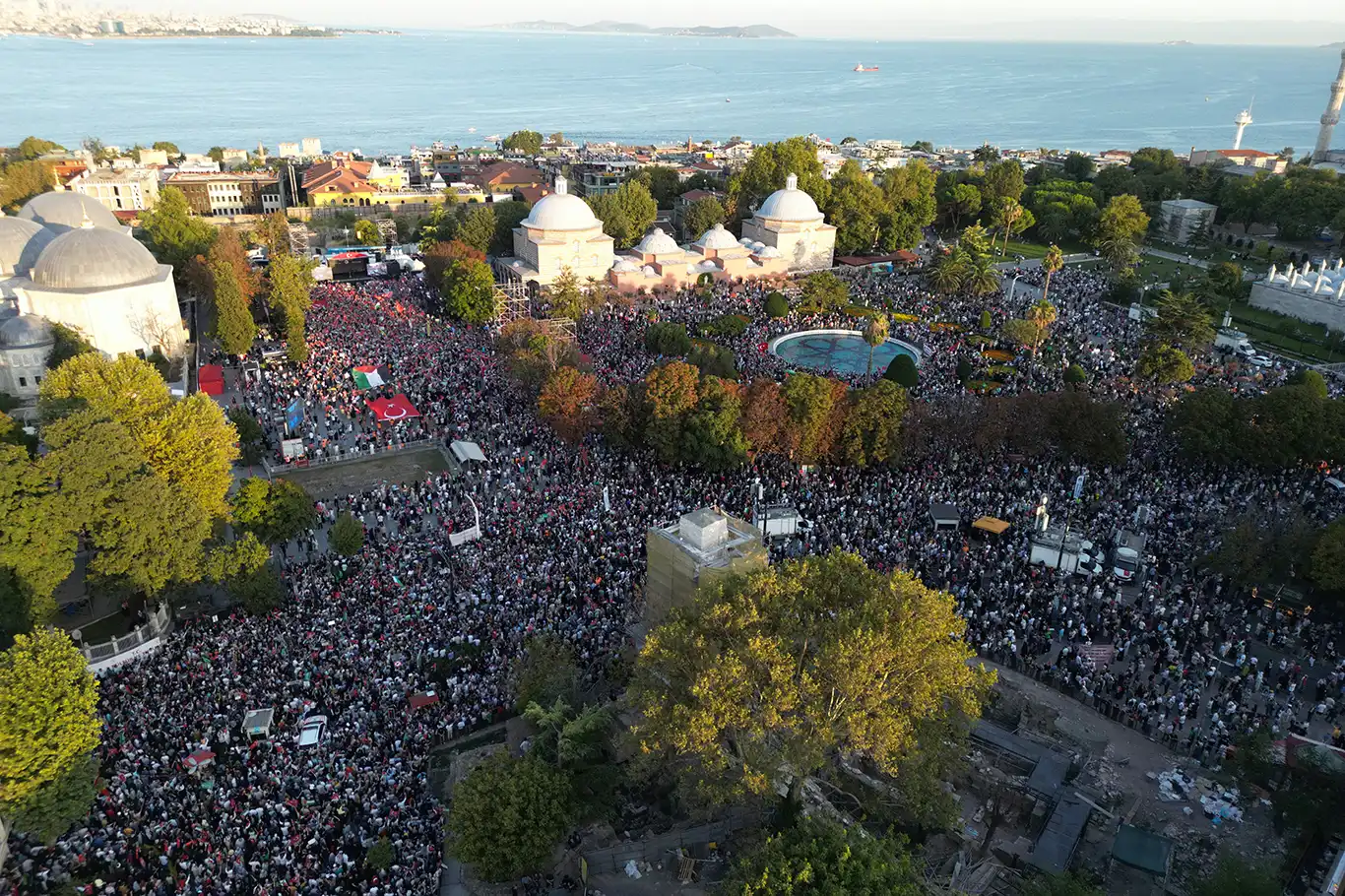Yüzbinler Ayasofya'da Heniyye'nin vasiyetini yerine getirdi Yüzbinler Ayasofya'da Heniyye'nin vasiyetini yerine getirdi