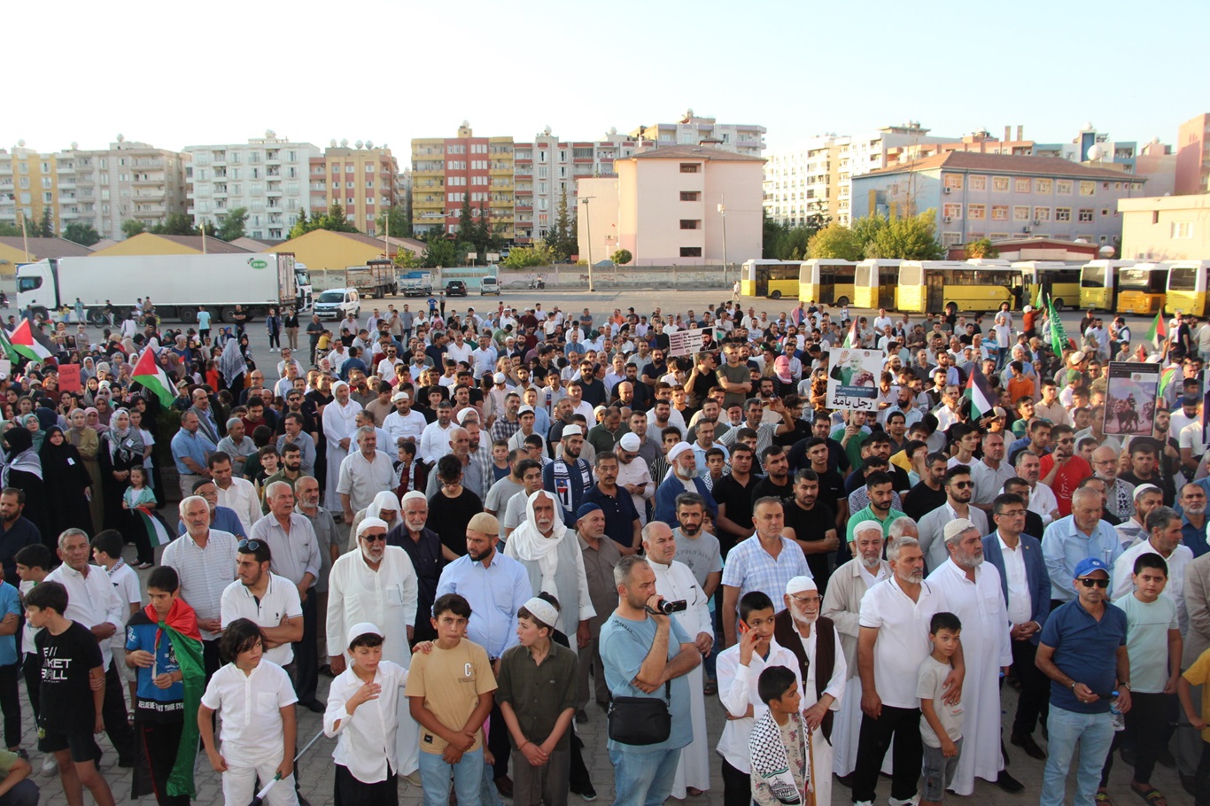 Şehid Heniyye’nin çağrısına uyan halk duygularını paylaştı: İmanımız gereği bu tür çağrılara her zaman kulak asmalıyız