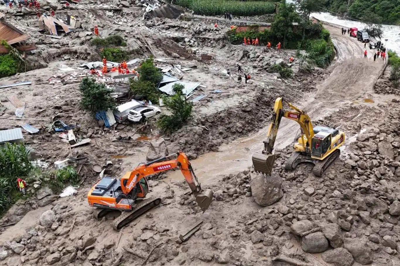 Flood and landslide in China kill 8, leave 19 missing