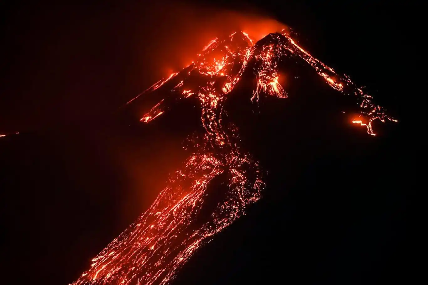 Etna Yanardağı yeniden lav püskürtmeye başladı 