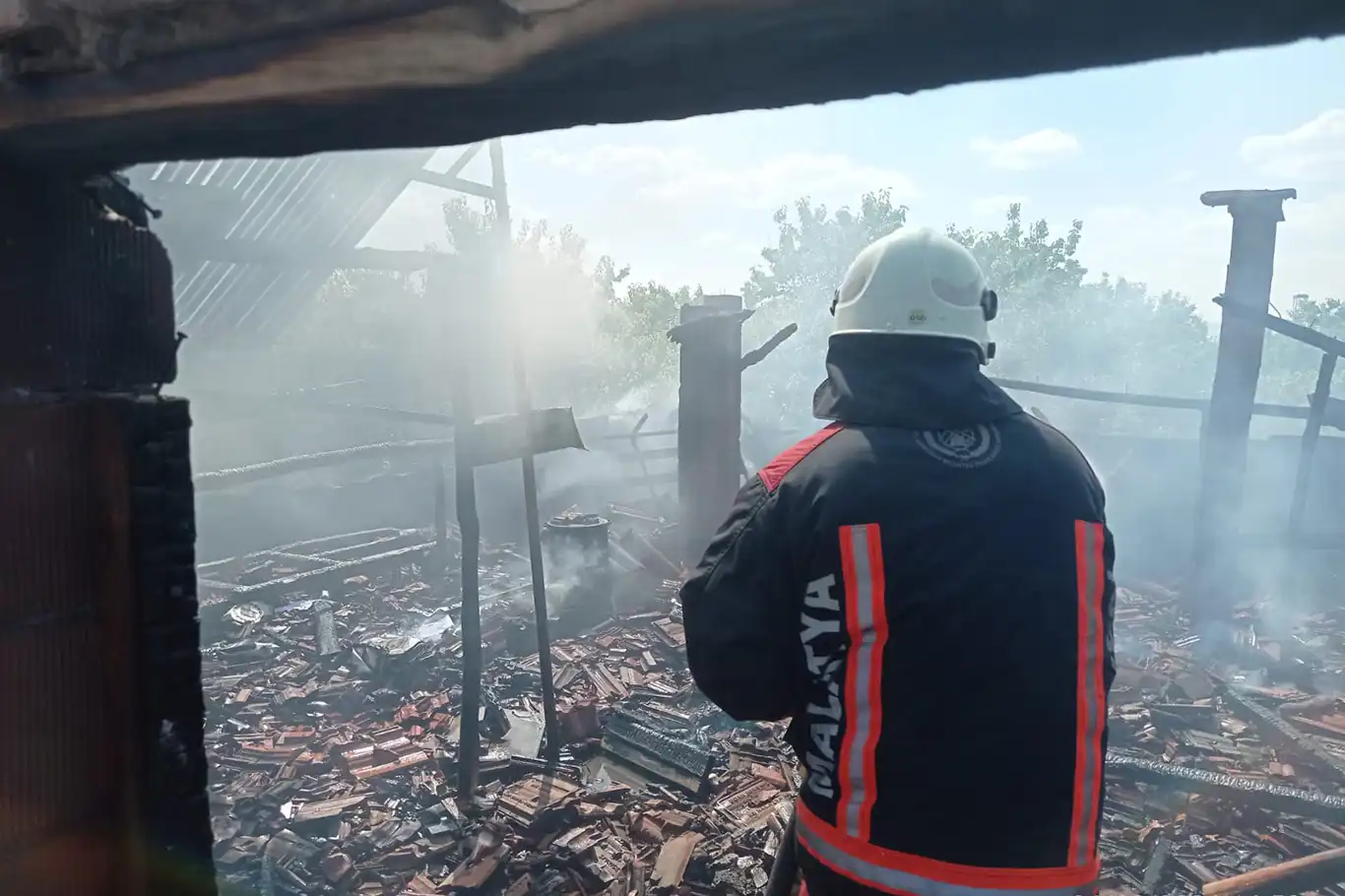 Çatı yangınında maddi hasar oluştu