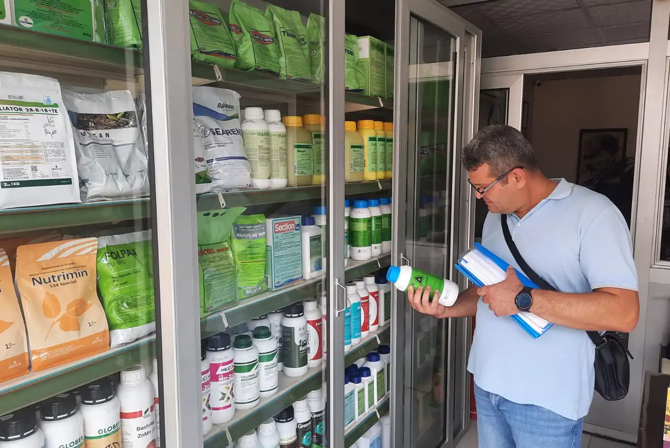 Adana'da zirai ilaç bayilerine yönelik denetimler yapıldı Adana'da zirai ilaç bayilerine yönelik denetimler yapıldı