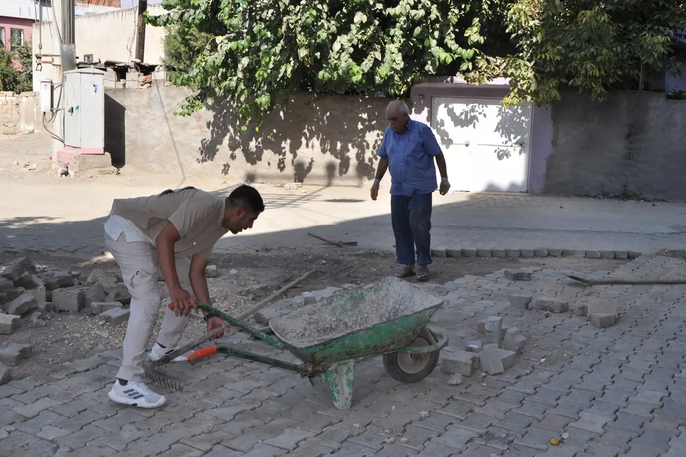 Mahalle sakinleri bitmeyen yol çilesini kendi imkânlarıyla gidermeye çalışıyor