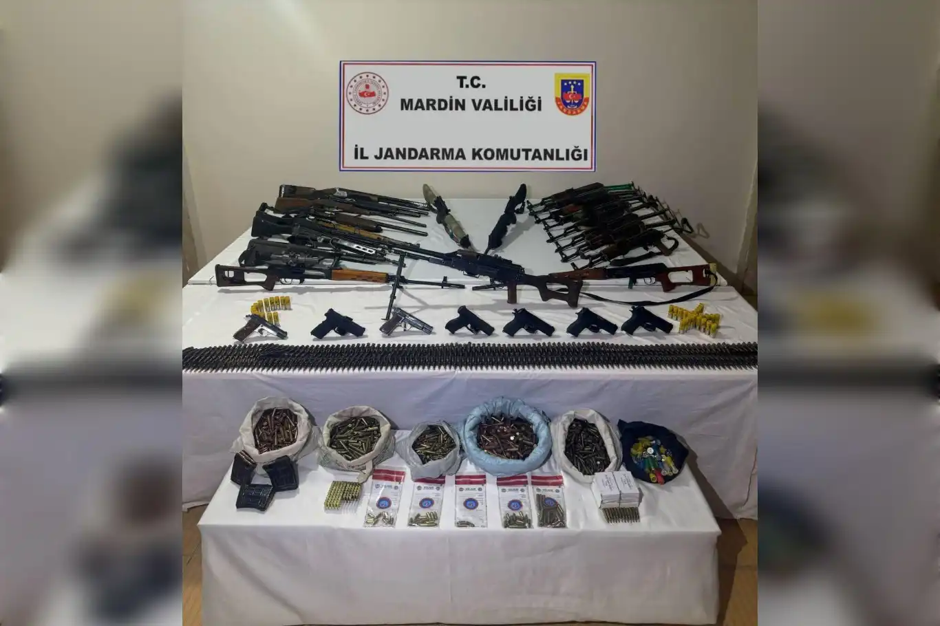 Mardin’de yapılan operasyonda çok sayıda silah ve mühimmat ele geçirildi Mardin’de yapılan operasyonda çok sayıda silah ve mühimmat ele geçirildi