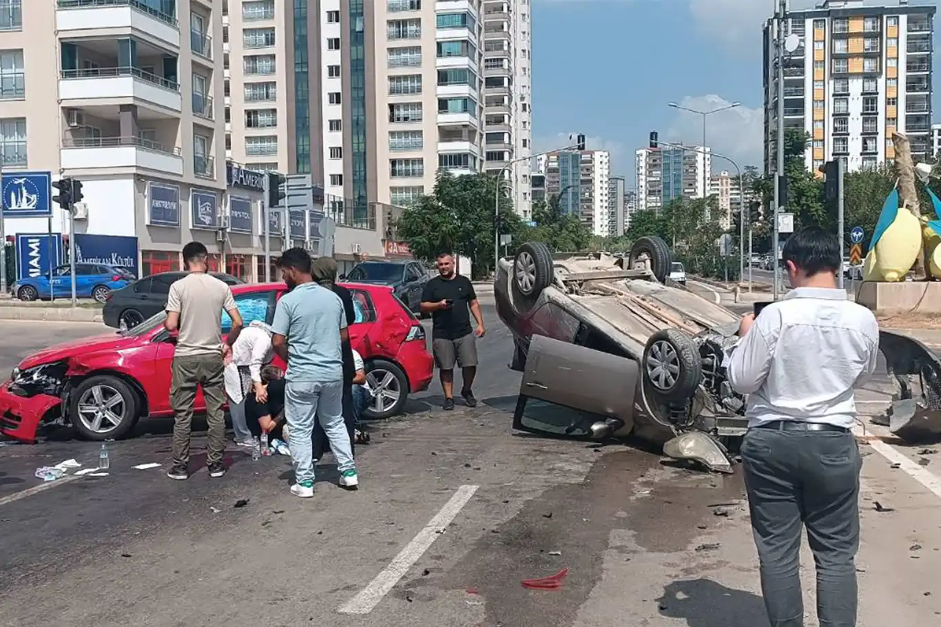 Adana'da dönel kavşakta kaza: 3 yaralı Adana'da dönel kavşakta kaza: 3 yaralı