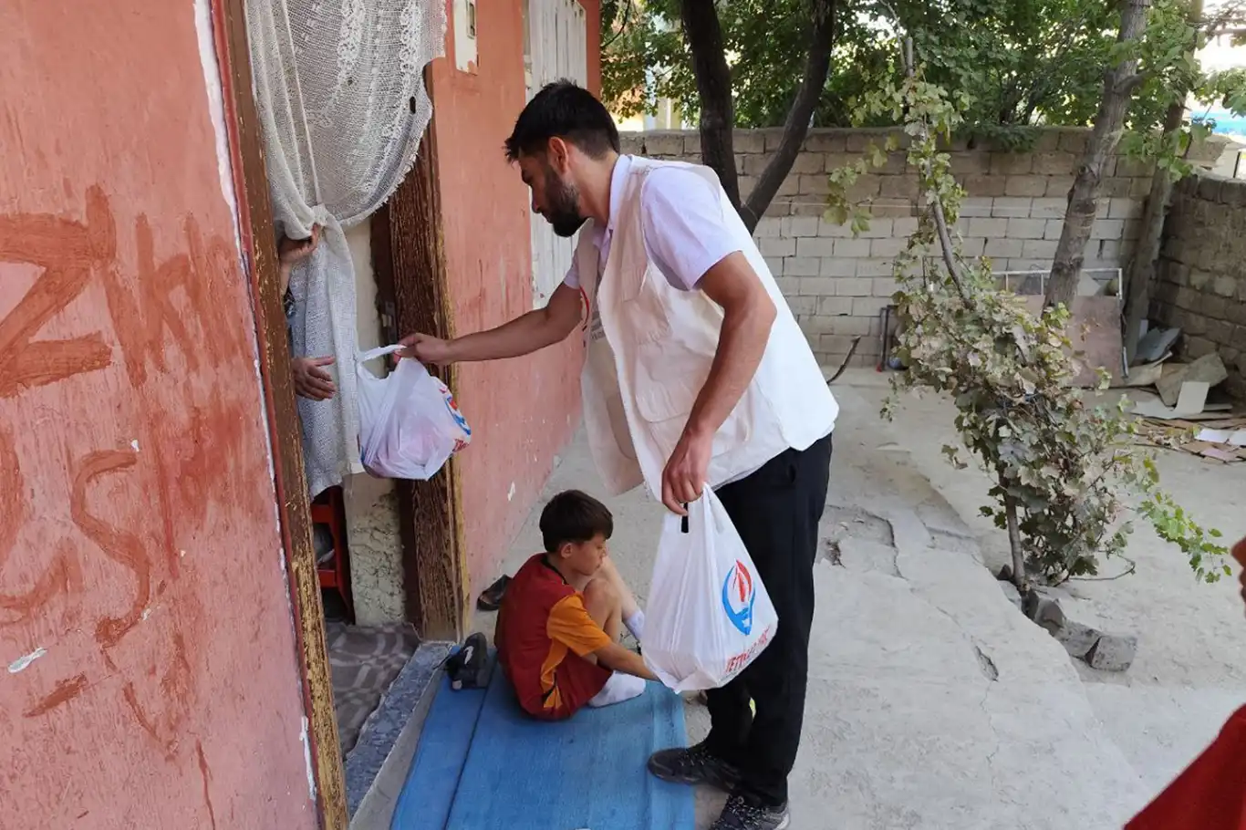 Yetimler Vakfı Van’da onlarca aileye kırmızı et dağıttı