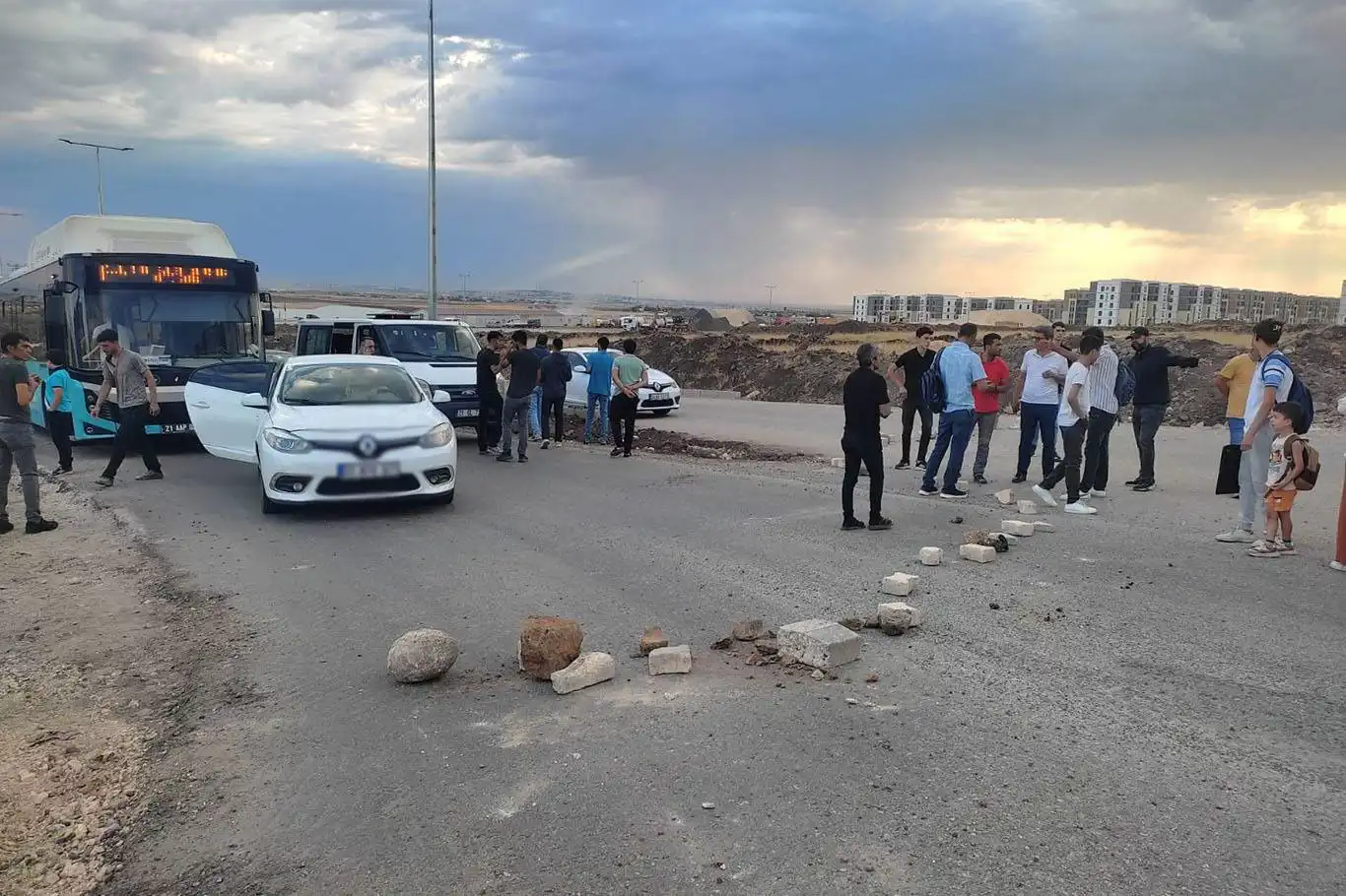 Diyarbakır TOKİ deprem konutlarında vatandaşlar yol kapattı Diyarbakır TOKİ deprem konutlarında vatandaşlar yol kapattı
