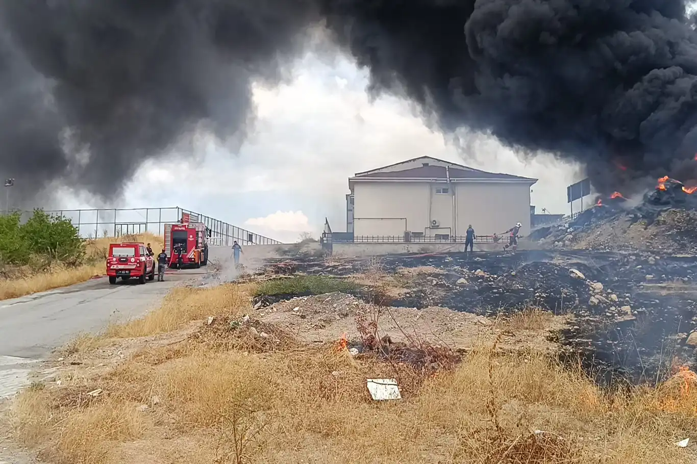 Hurdalık yangınında yükselen siyah duman gökyüzünü kapladı