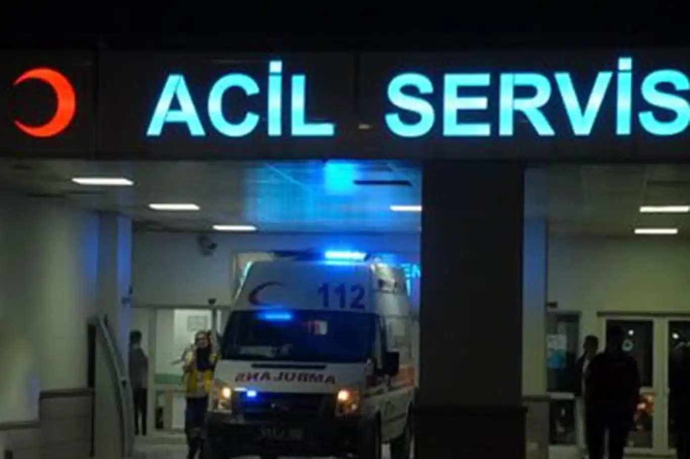 İzmir'de trafik kazası: 2 ölü, 3 yaralı İzmir'de trafik kazası: 2 ölü, 3 yaralı