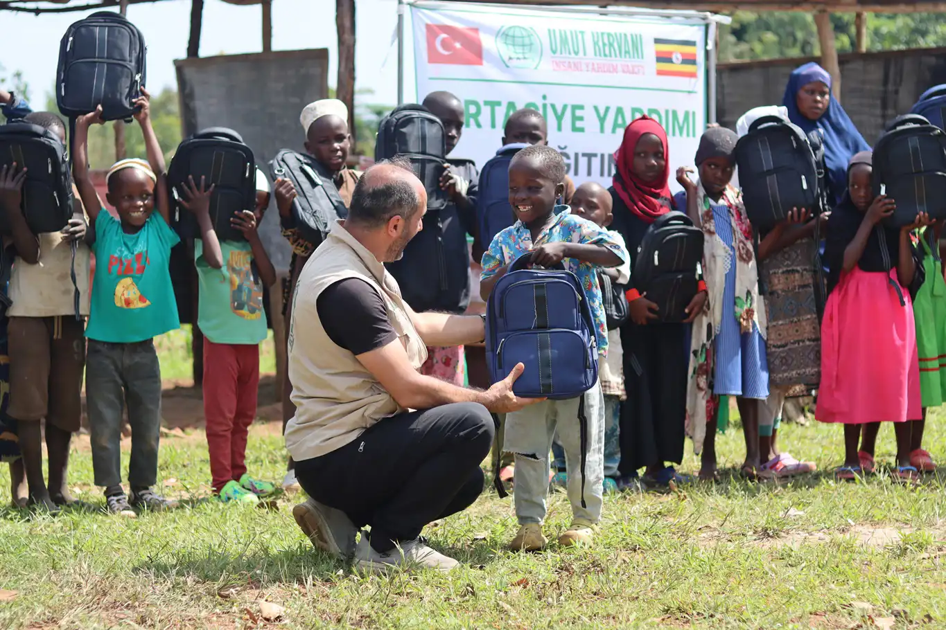 Umut Kervanı'ndan Uganda'da yüzlerce öğrenciye kırtasiye yardımı