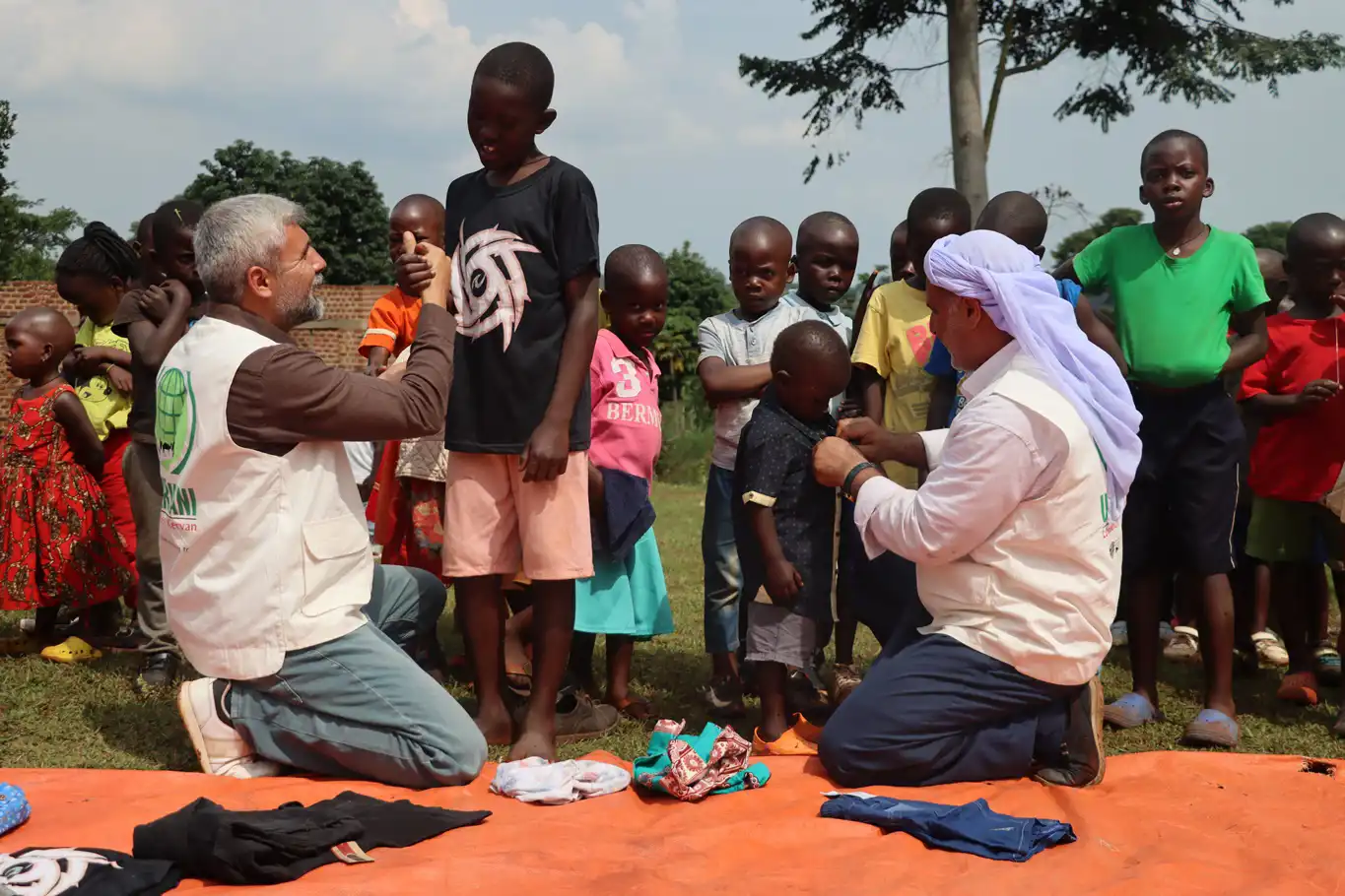 Umut Kervanı Uganda'da yüzlerce çocuğa giyim yardımında bulundu