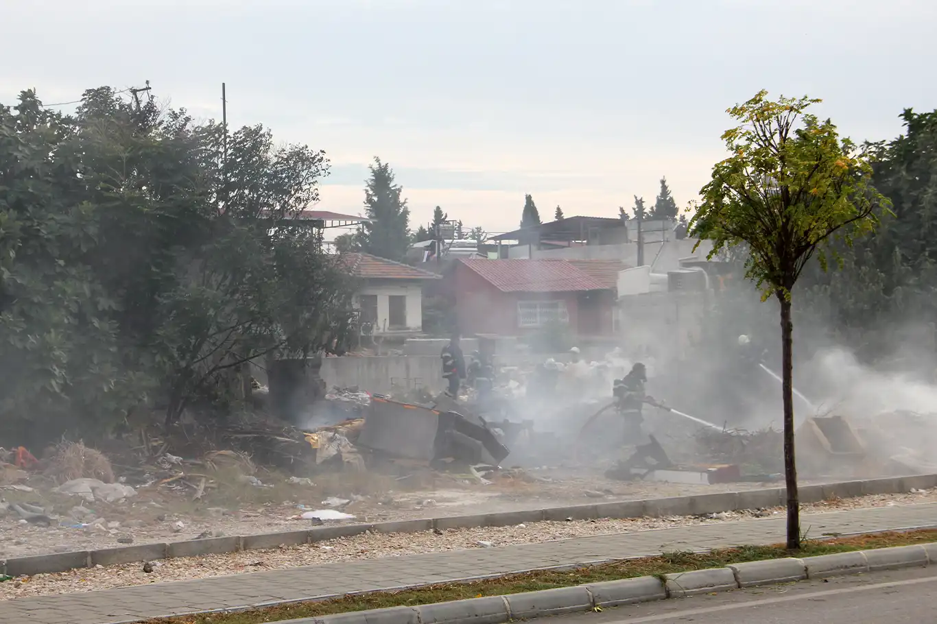 Adana'da tren hattı üzerinde yangın: Vatandaşlar CHP'li belediyeden şikâyetçi