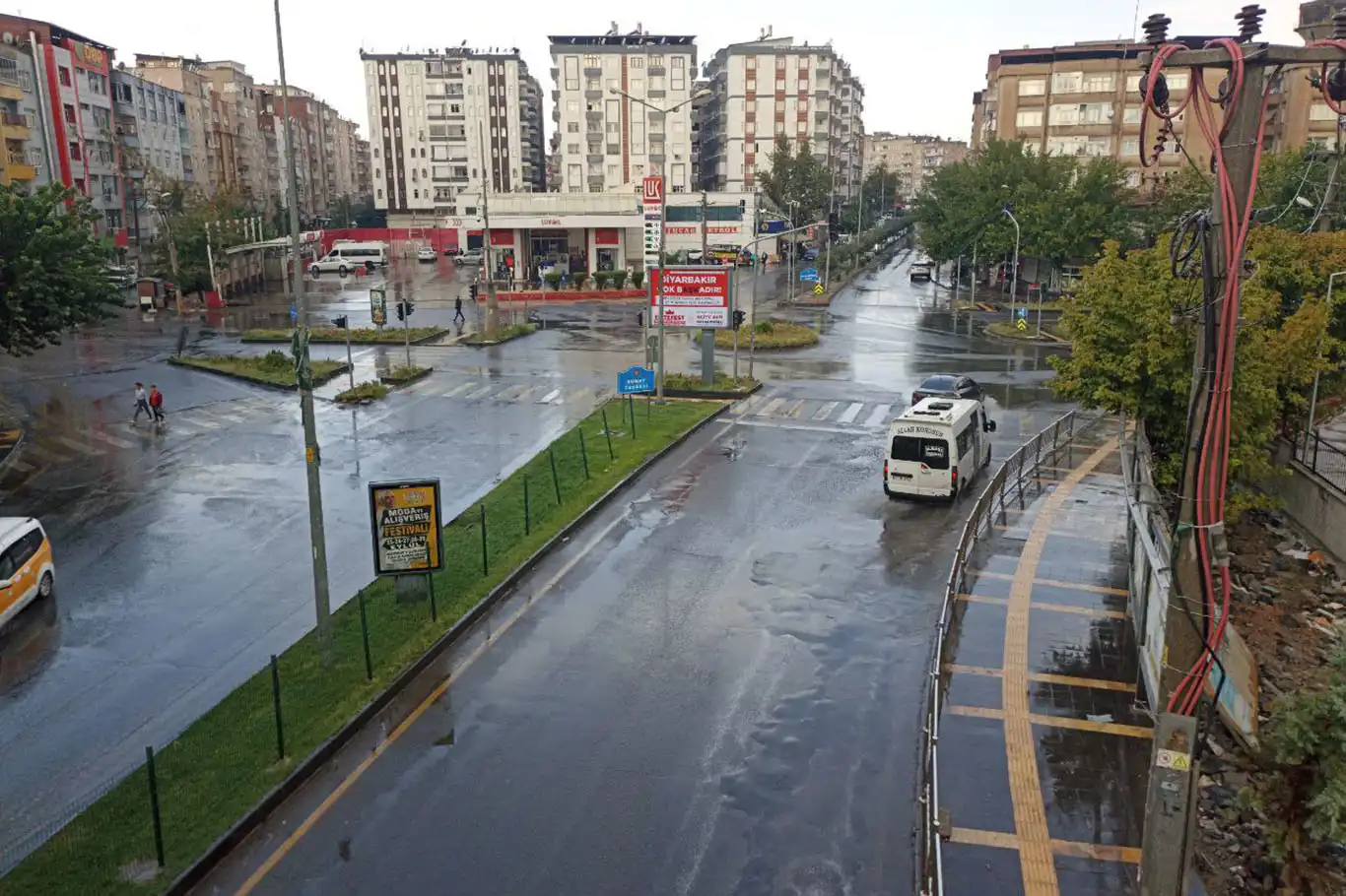 Diyarbakır'da sağanak yağış kenti serinletti