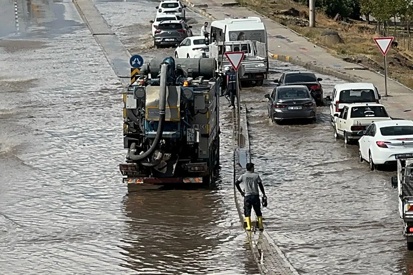 Diyarbakır'daki sağanak yağış sonrası Elâzığ Bulvarı göle dönüştü