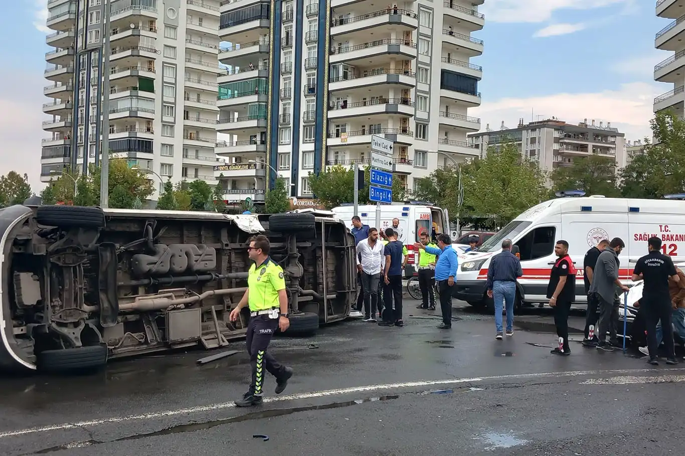 Diyarbakır'da otomobil ile dolmuş çarpıştı: 1'i bebek 10 yaralı