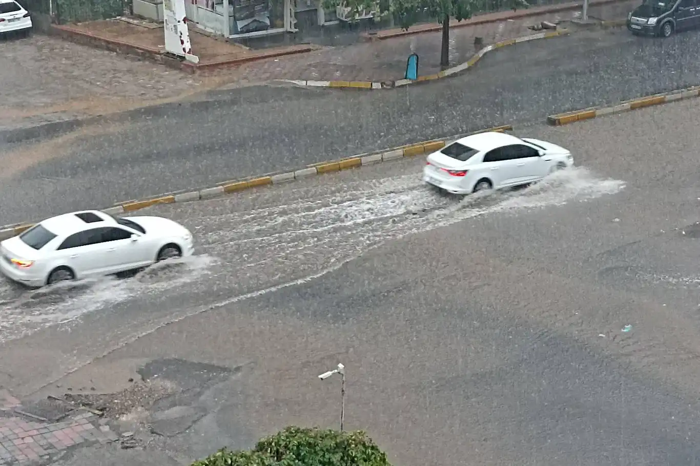 Diyarbakır'da dolu ve yağış etkili oldu