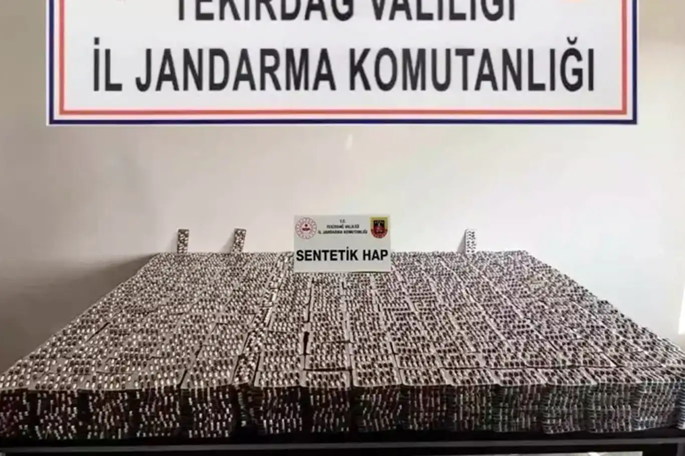 Terk edilmiş araçta 55 bin sentetik ecza ele geçirildi