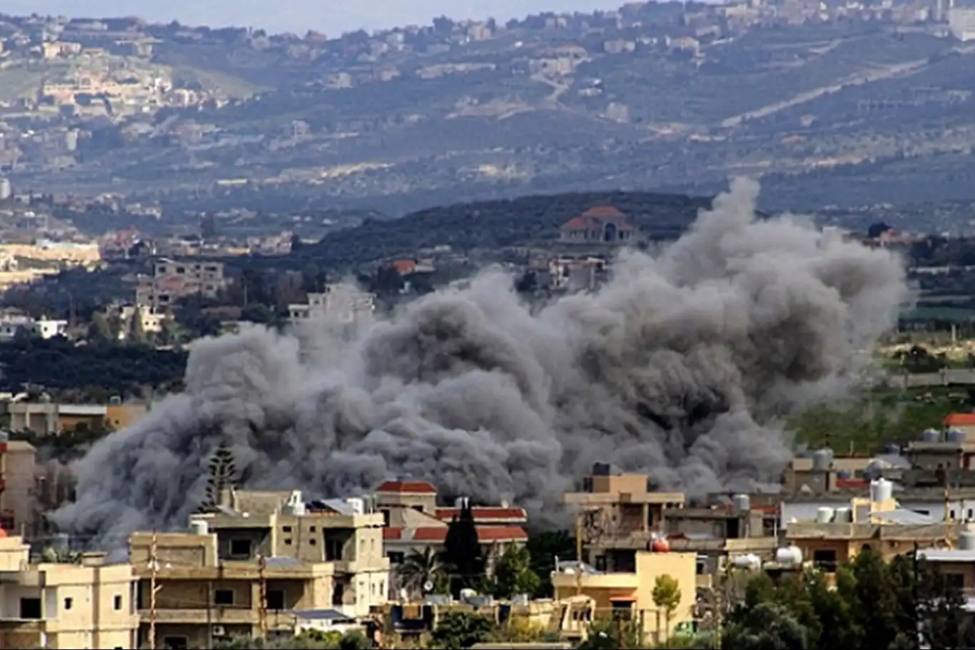 At least 100 killed, 400 injured in Israeli airstrikes on southern Lebanon