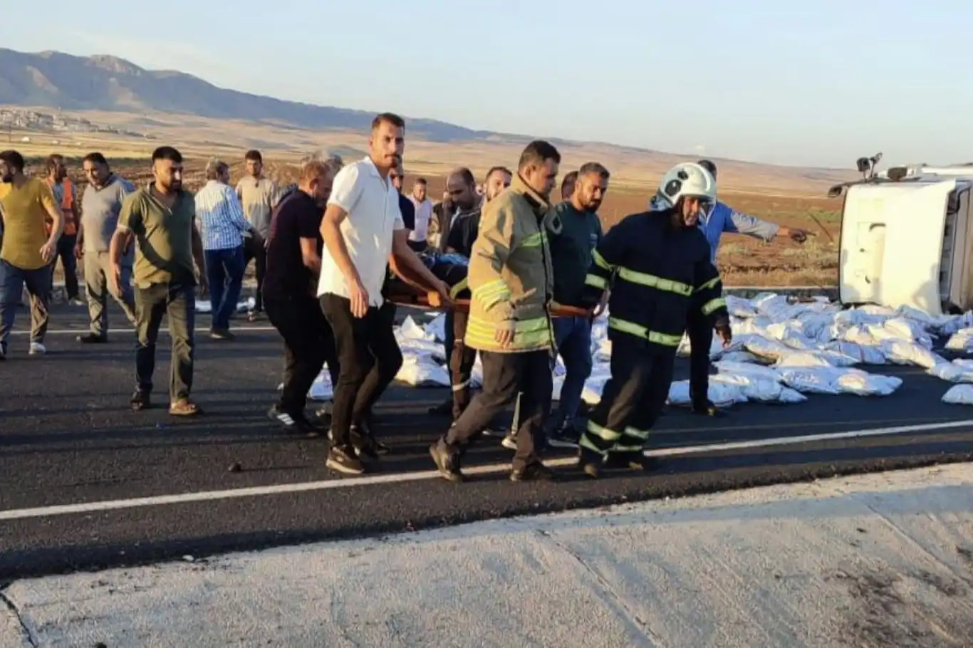 Mardin'de kömür yüklü tır devrildi: 1 yaralı 