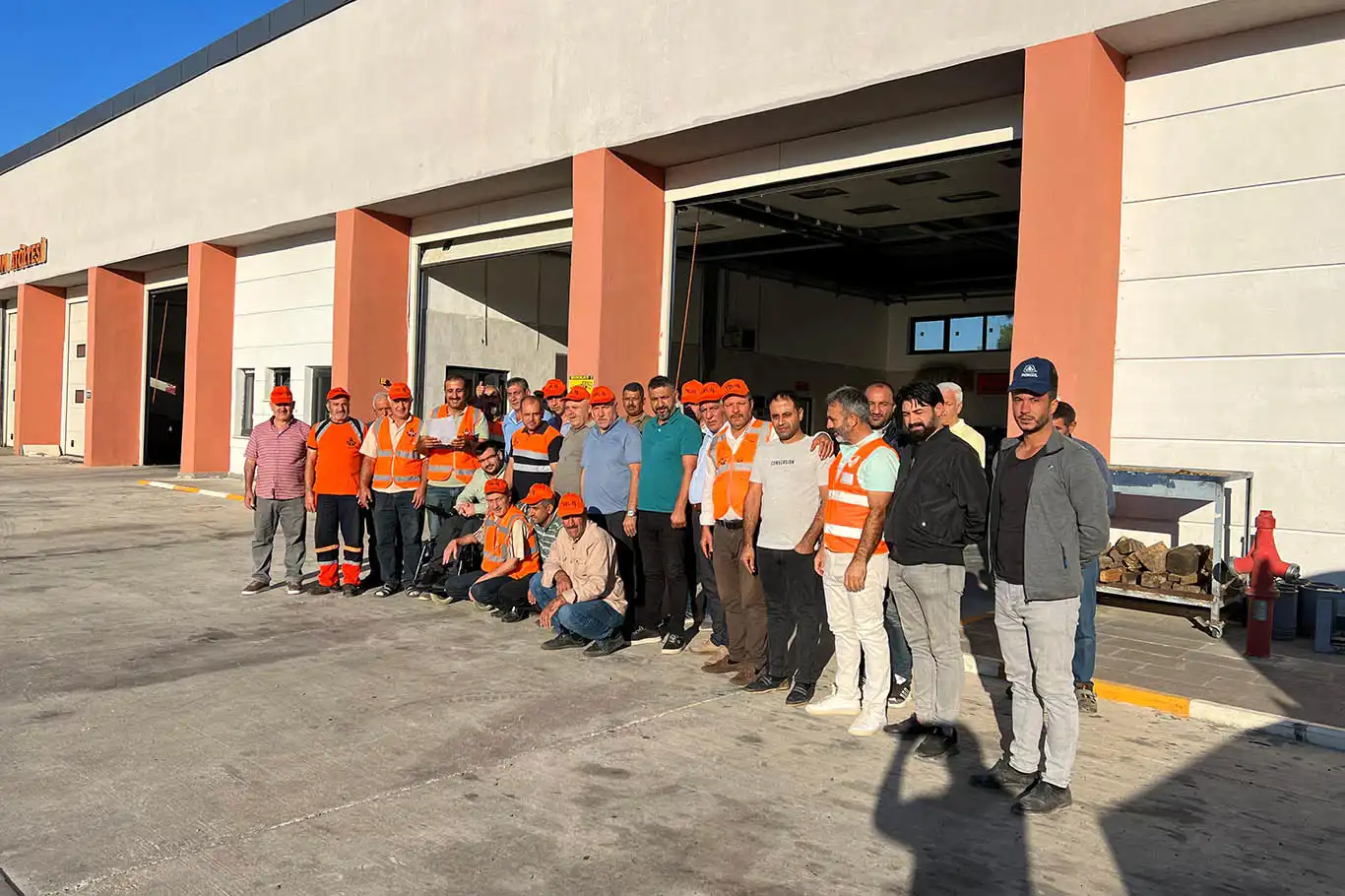 Yol İş Sendikası Türkiye genelinde basın açıklaması ve oturma eylemi gerçekleştirdi Yol İş Sendikası Türkiye genelinde basın açıklaması ve oturma eylemi gerçekleştirdi
